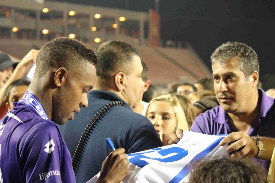 Forward+Dennis+Chin+signs+autographs+following+Orlando+City+7-4+win+in+the+USL+Pro+Championship.+