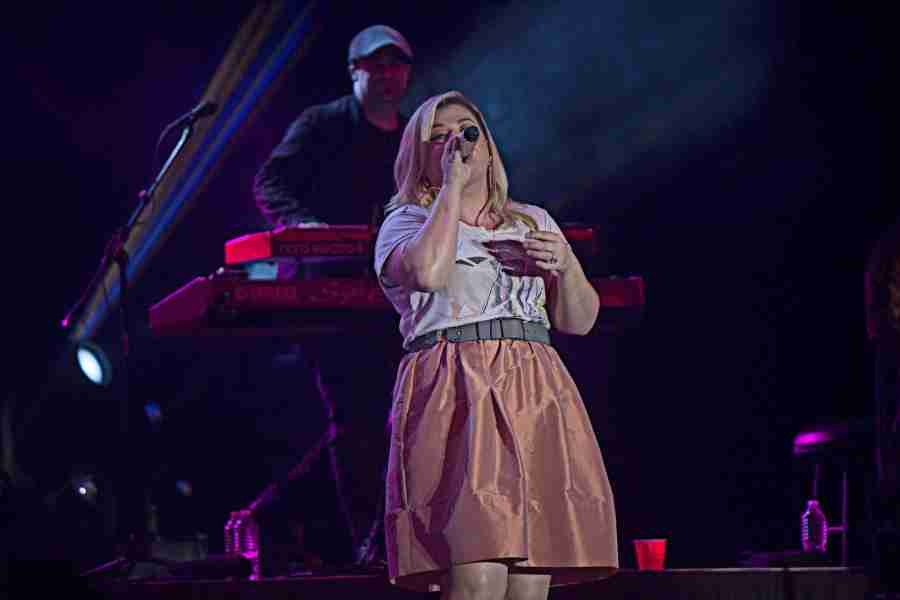 Kelly Clarkson performing live at Universal Orlando Mardi Gras, in Orlando, Florida on Saturday, Feb. 21, 2015. (Ty Wright / Valencia Voice)