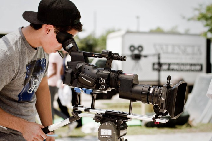 A Valencia film student frames a shot.