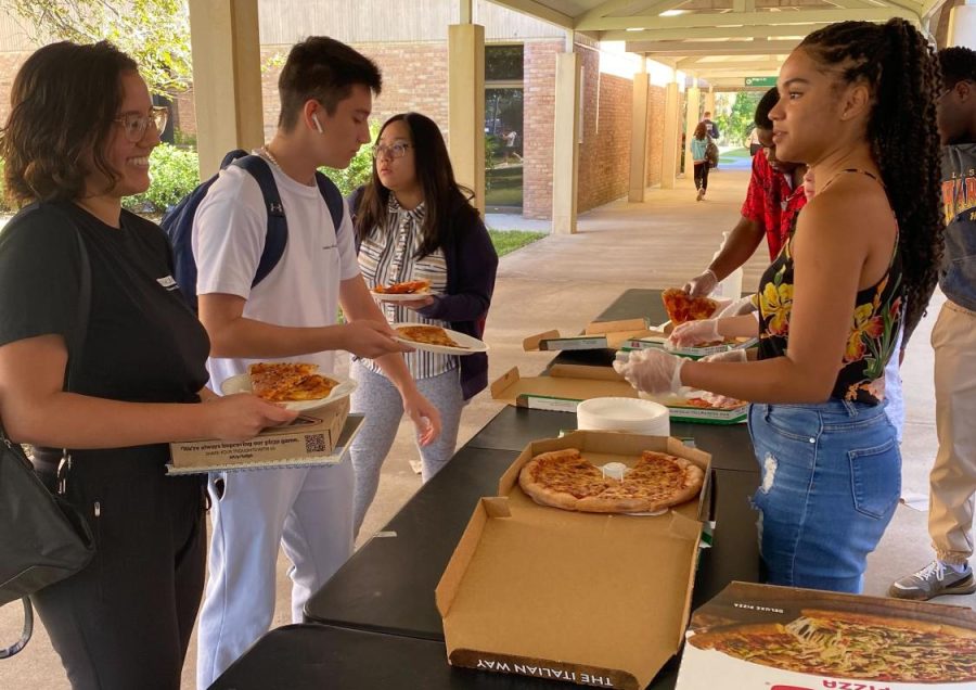 Student Leaders, SGA and Student Development Program Specialists hosted pop-up tables and served free pizzas at all campuses for hungry Valencia peers and students in need.  