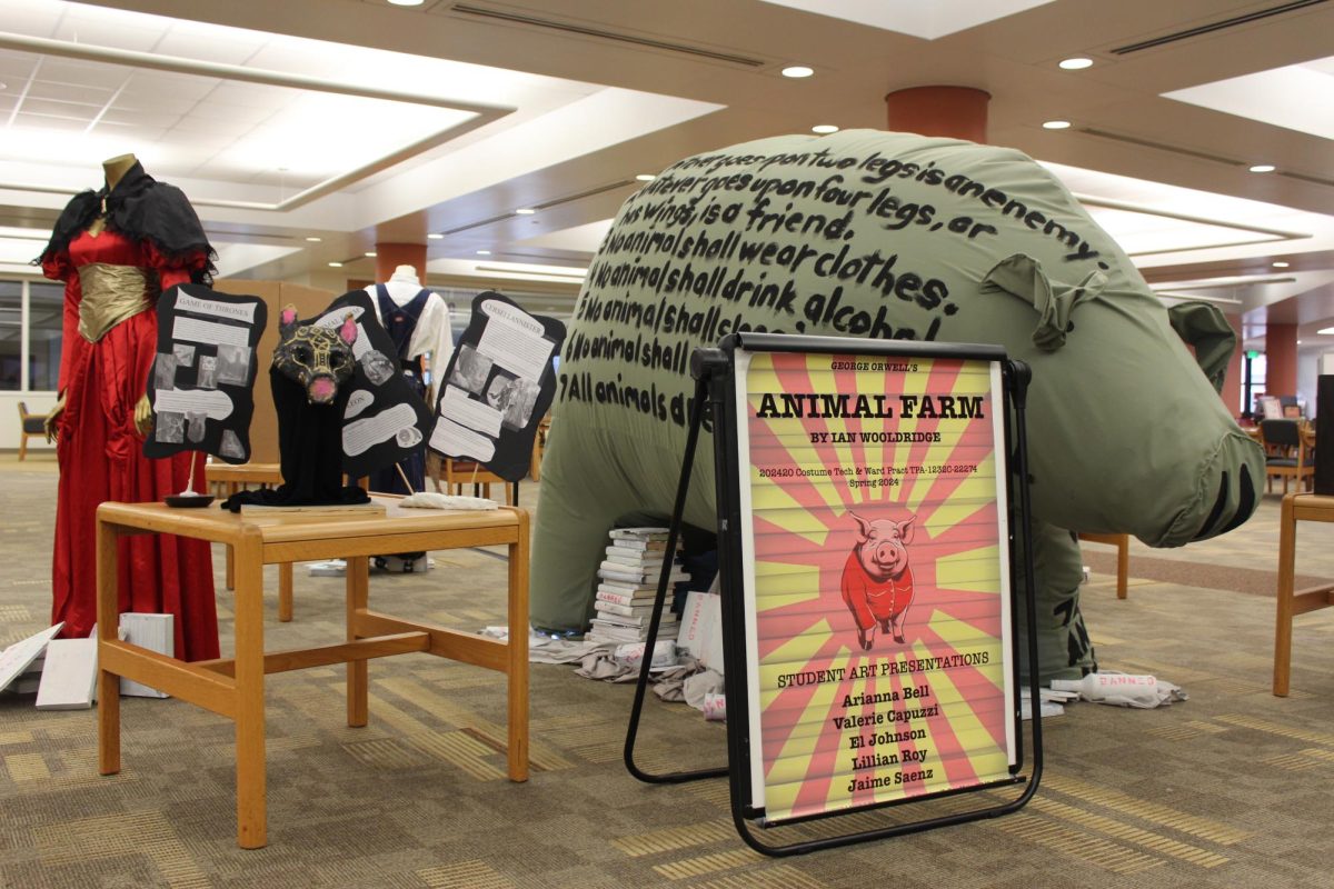 At the center of the Animal Farm exhibition is a captivating representation of a pig, the main character from the book, surrounded by masks and costumes that represent the students’ artistic expression. 