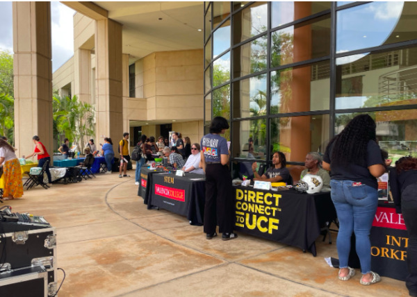 Students speak with representatives from the DirectConnect to UCF program during Valencia College’s Summer Kickoff event on East Campus.